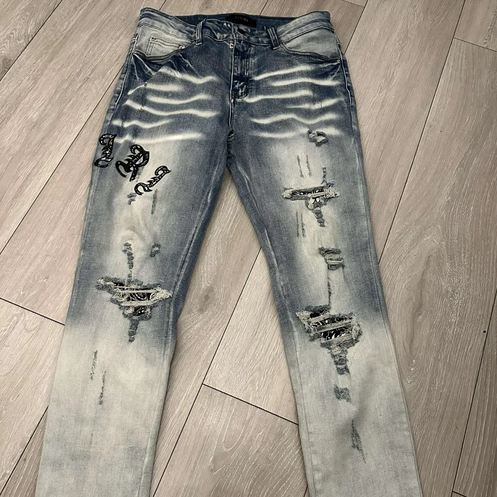 Säljer amiri jeans i storlek 32 då de inte passar min son längre jeansen är i bra skick och har inga brister. Jeans & Byxor.