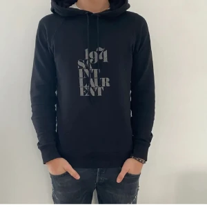 Saint Laurent hoodie  - Säljer en tvär fet och unik saint Laurent hoodie i topp skick, storlek s och inga defekter.  Skriv vid minsta fråga!!