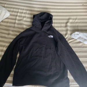 The north face hoodie  - Storlek XL  Använd 1 gång och säljs nu eftersom den inte passar mig I bra skick  
