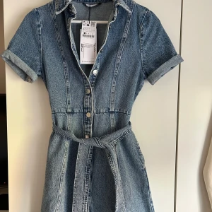 Jeansklänning - Superfin jeansklänning från Stradivarius, helt oanvänd med lappen kvar! Säljer då den var lite för liten för mig. 🫶🏻