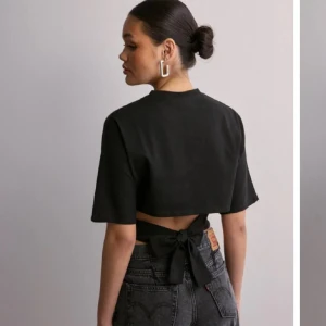 nelly topp - osäker om jag vill sälja, använd 2 ggr som i nyskick, säljer endast vid bra bud❤️