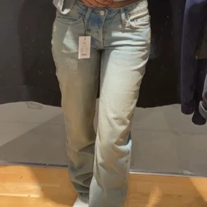 Lågmidjade jeans - Säljer dessa skit snygga straight jeans med en fin färg som aldrig är använda, bra i stick sitter jätte bra. Skriv om ni vill ha fler bilder❣️
