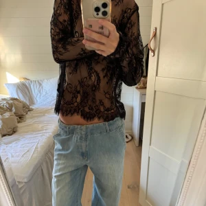 Svart spetstopp - Svart spetstopp! Passar xs-s. Kontakta gärna innan köp. Kolla in min profil, finns massa nytt och mer kommer❤️