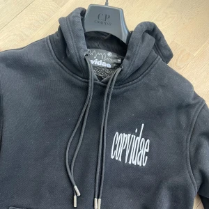 Corvidae hoodie  - As snygg corvidae hoodie i fint skick! Size M med fantastisk passform, det är bara att komma DM vid frågor!☺️
