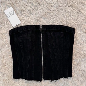 Skitsnygg topp  - Så snygg topp med dragkedja ifrån zara! Aldrig använd 😍