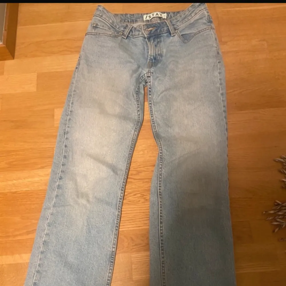 Low waist jeans i bra skick.  Storlek XS men jag brukar ha storlek M så dom är stora i storleken. . Jeans & Byxor.