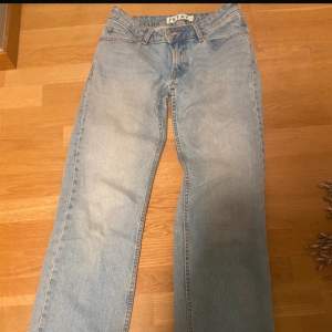 Low waist jeans i bra skick.  Storlek XS men jag brukar ha storlek M så dom är stora i storleken. 