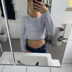 Topp - Blå vit söt topp, aldrig använd, jätte bra skick!!