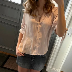 rosa blus - så söt blus i bra skick🥰 säljs inte längre använd gärna köp nu!