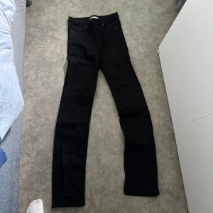Svarta jeans med slits - Fina jeans som aldrig används längre. Det är slits längst ner. Väldigt sköna jeans. Priset kan diskuteras och skriv för fler bilder! 
