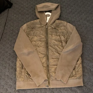 Massimo dutti cardigan - Massimo dutti cardigan storlek M men sitter som en S. Färg oliv/grå Skick 9/10. 