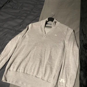 J Lindberg half zip - Säljer J Lindberg half zip Size M men skulle mer säga att den sitter som en S  Skriv vid frågor 