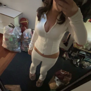 Vit Gina trickot set - Vitt Gina sett men man köper delarna för sig.Byxorna storlek xs och tröjan storlek s.Nyskick