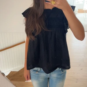Svart blus  - Så fin blus, i storlek S💗