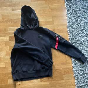 Säljer min alpha industries hoodie för då jag vuxit ur den inte jätte bra skick på trycket där bra. Kan gå ner i pris