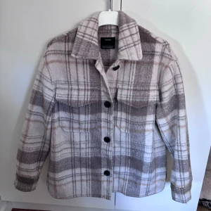 Kappa Bershka - Jättefin kappa från Bershka, helt perfekt nu till hösten. Sitter fint på och lite oversized, den är i storlek XS 💕