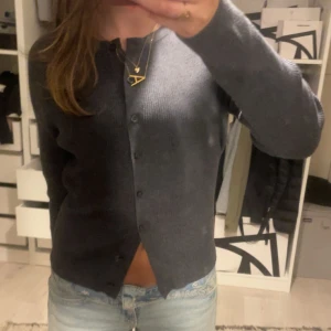 Zara kofta  - Jätte fin grå kofta som passar perfekt till hösten💞 den är väldigt stretchig i materialet så passar xs/s/m!