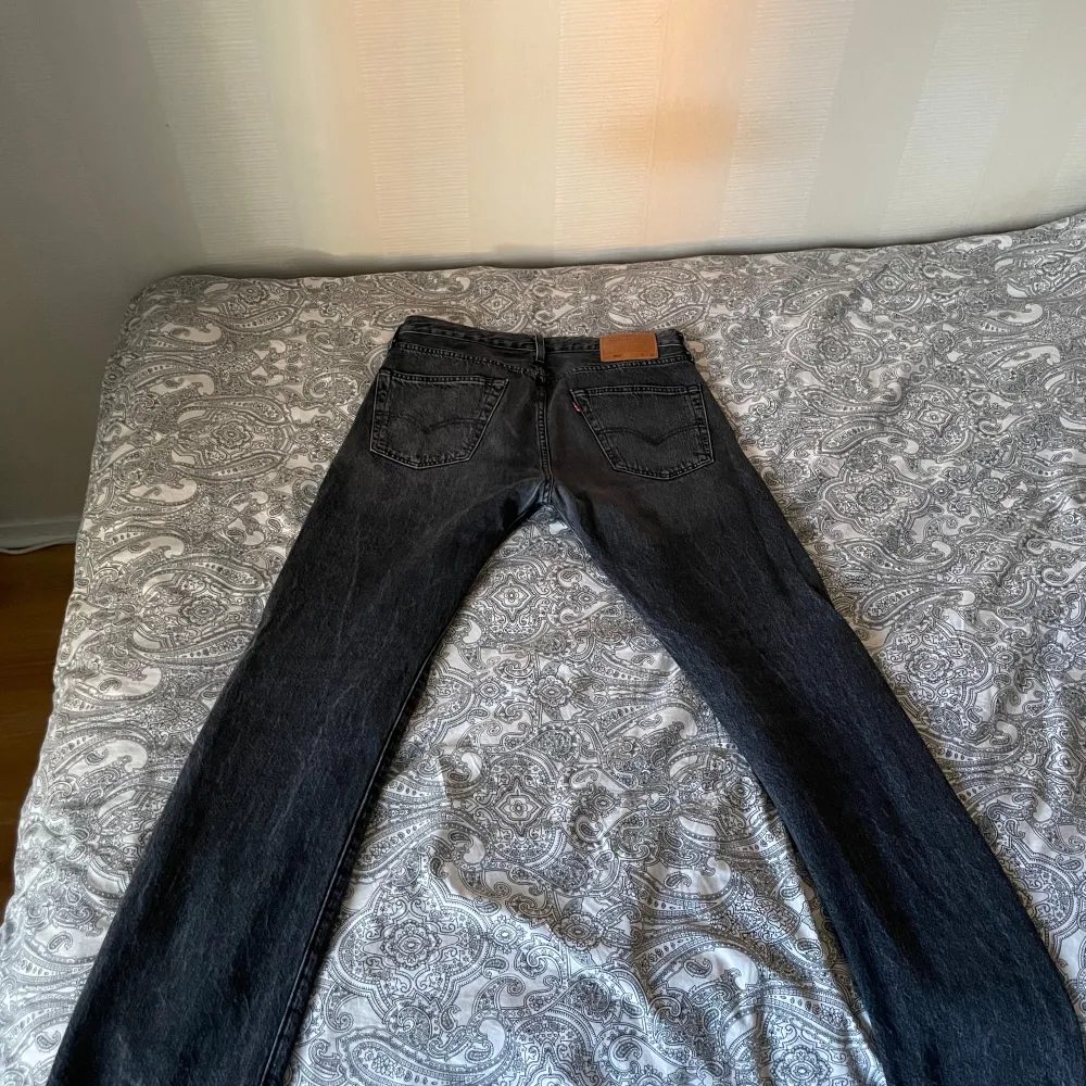 Ett par schyssta svarta 501or som är skonsamt använda. Köpt på Carlings och har storleken W31 L32 //Lucas. Jeans & Byxor.