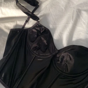 korsett - Jättesöt korsett från BikBok, använts vid 1 tillfälle, som nyskick, pris kan diskuteras🖤
