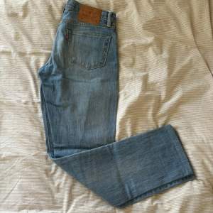  Levi’s jeans vintage i snygg ljusblå tvätt Low waisted Modell som passar både herr o dam  Rak modell  Fint skick  