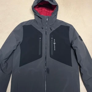 Saol racing jacka  - Sail racing jacka med värde på 4200Kr i butik. Är intresserad av byten också. (oroa er inte om fläcken på jackan på första bilden det är vatten)