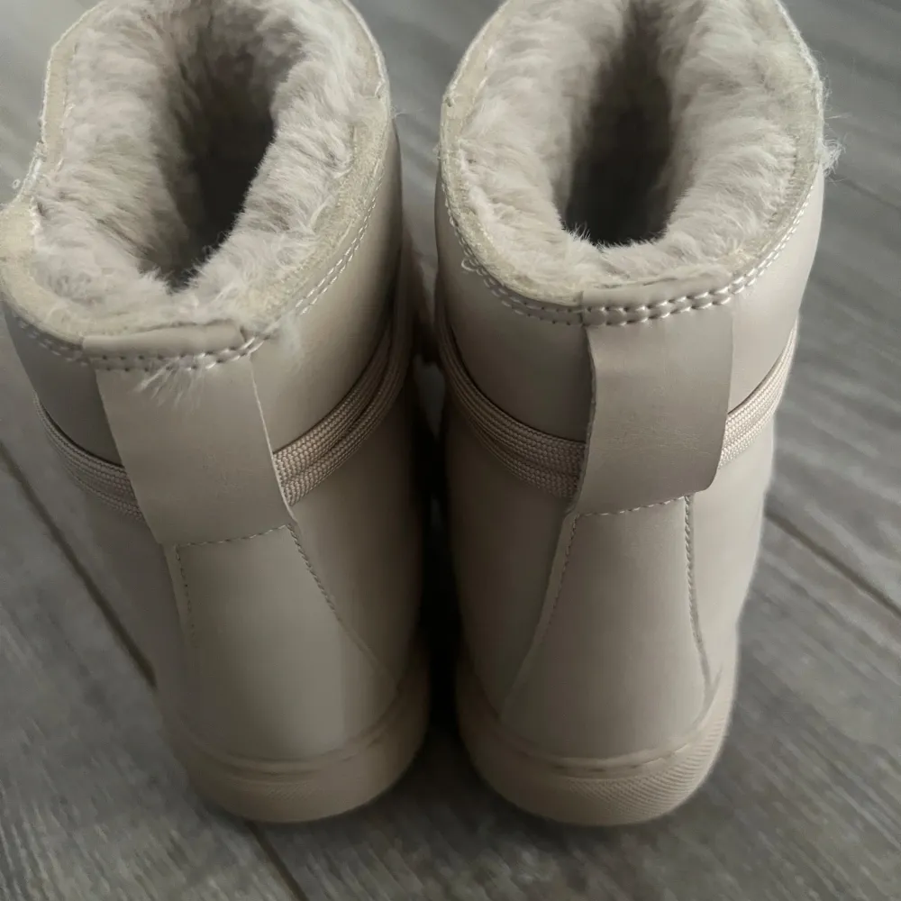 Säljer ett par beige boots, stl 38 men sitter tight så hade passat bättre på någon med stl 37. Skor.