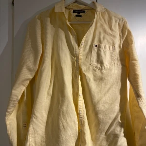 Tommy hillfiger skjorta - Randig Tommy hillfiger skjorta, gul och vit. Amerikansk US2 storlek motsvarar en S 