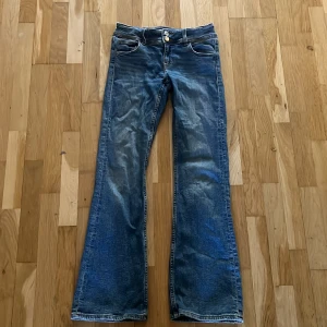 Blå bocut jeans  - Blå bocut jeans med två knapar och fickor man kan knäppa där bak Dom är bra skick men säljer dom för att dom är förkorta för mig 