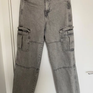 Gråa cargo jeans - har använt några gånger men ser som ny 