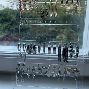 Silverörhängen (Edblad, L8 hasselblad etc) - Säljer typ alla mina silverörhängen pga har bytt till guldsmycken! 💞 skriv för fler bilder på det par du är intresserad av! Örhängena kommer från olika märken och varierar i pris ☺️