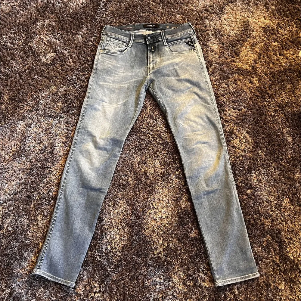 Replay anbass hyperflex | storlek 30/32 | nyskick | slim fit med stretch | nypris ca 1500 | för mer info skriv pm!. Jeans & Byxor.