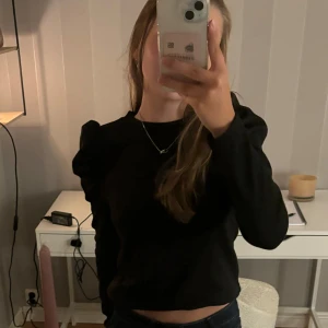 Finstickad tröja  - Super snygg tröja från JDY, i storlek M men passar perfekt på mig som vanligtvis har XS-S. Tröjan är i ny skick!💕