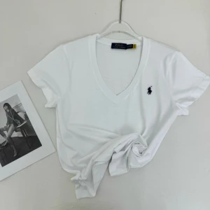 Ralph lauren t-shirt💗 - Jätte fin, helt ny tröja. Inte säker om den är äkta eller inte därav priset!!