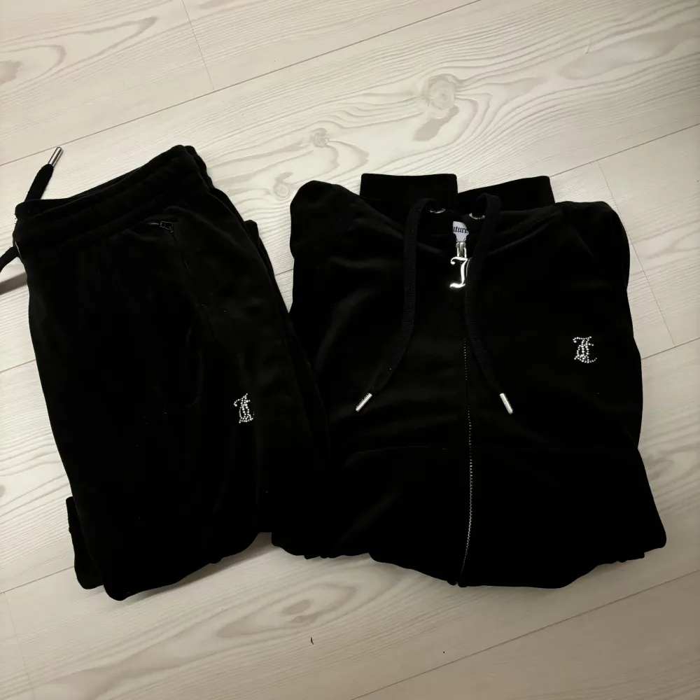 Säljer mitt juicy sett då de inte kommer till användning! Använt sparsamt, säljer båda delar för 1000:- obs köpare står för frakt. Hoodies.