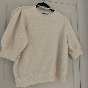 Vero Moda topp - Ljus beige stickad topp från Vero Moda. Nytt skick - oanvänd  Storlek S