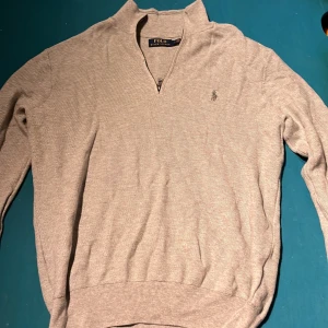 Ralph lauren half zip - Säljer denna feta ralph lauren halfzipen! Inge defekter, säljer pga den inte användes så mycket längre. Sitter storleksenligt, pris kan diskuteras! Skriv så fort ni får frågor.