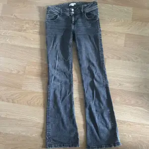 Lågmidjade jeans från barnavdelningen på Gina i storlek 158, knappt använda så väldigt bra skick.