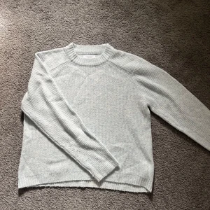Stickad tröja - Stickad tröja i baby blå från Zara. Använd men fortfarande i gott skick!🤍