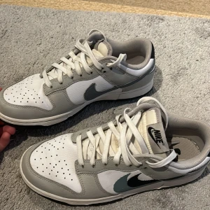 Bägransat använda  - Skorna är använda endast ett fåtal gånger är väldigt noggrann med att behålla skorna fräscha. Nypris 1600 säljes för 800 kr.