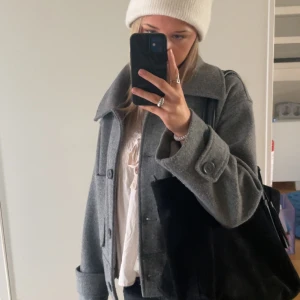 Grå kappa - Säljer denna gråa kappa ifrån Kappahl i storlek xs. Superfint skick.
