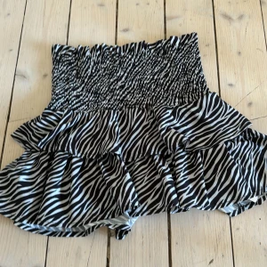 Zebra skjørt! - Selger dette kjempefine zebra skjørtet fra gina! Strl 134/140 men passer meg som er 160!