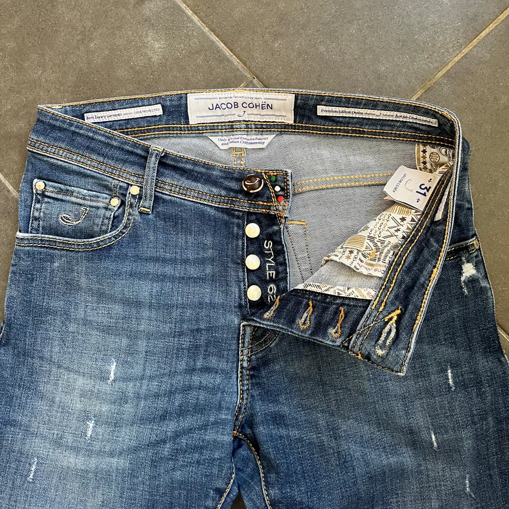 Tja, säljer ett par Jacob Cohen jeans i modellen 622, storlek 31. De är i mycket fint skick och har inga defekter. Nypris ligger de på 5000 kr, skriv vid funderingar🙌. Jeans & Byxor.