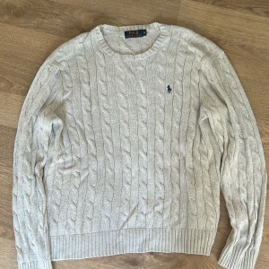 Stickad Ralph Lauren tröja - Riktigt skön Ralph Lauren tröja! Strl M men sitter mer som S skulle ja säga. Nypris: 1499 kr