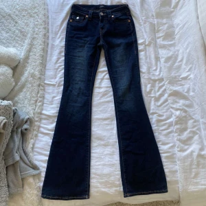 True Religion Becca jeans bootcut - True religon jeans med bootcut. Midwaist i storlek 25W. Knappt använda, ser nya ut. 💗 Skriv för fler bilder!