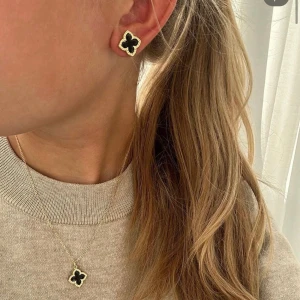Smycken  - Svart och guld  Köp hela kitet för 249kr eller styckvis för 89kr styck   Vad som ingår i kitet:  Ett par örhängen  Ett halsband, valfri längd på kedjan En ring (ringen på ringfingret)  Två armband