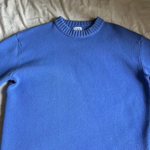 Blå stickad Zara tröja - Storlek M, passar även S. Jättefin färg och passform, men säljer den då den inte passar. Använd ett fåtal gånger, pris kan diskuteras vid snabb affär. 