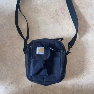 Carharrt Väska - Carharrt väska i gott skick! Inte så använd! Org. Pris 500kr Säljer för 250kr