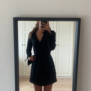 Svart långarmad klänning - Superfin långarmad klänning. Prislappen sitter på då den aldrig har kommit till användning. Inte så tunt material utan lite tjockare så den funkar även till lite kallare tillfällen skulle jag tro🥰