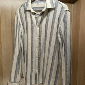 Stickad skjorta från zara - Stickad skjorta från zara i strl M, använd ca 5-10 gånger