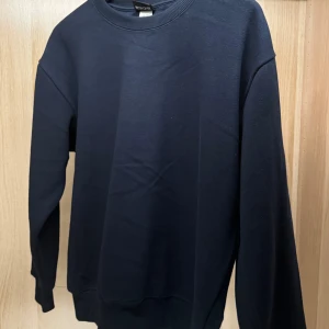 Blå sweatshirt - Mörkblå basic sweatshirt från Heybig Aldrig anvönd då den är för liten för mig M men skulle säga att den passar S